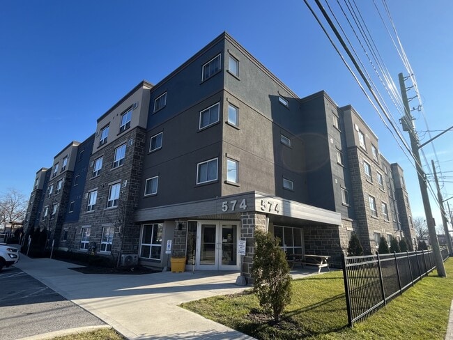 Building Photo - Old Oak Place