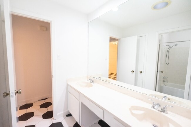 Photo - 1314 Frontier Ln