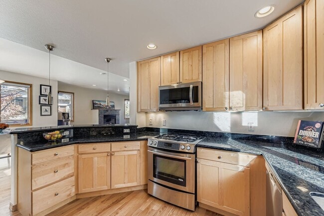 Photo - 932 Poplar Pl