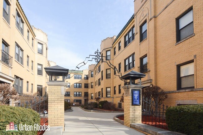 Building Photo - 2331 N Rockwell St Unit J04W