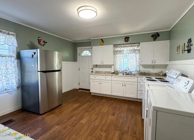 Photo - 213 Lindale St