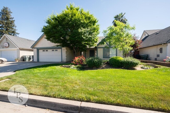 Building Photo - N.E. Fresno Home, 3BR/2BA, Blt 1988, POOL + Living & Family Rooms - Lots of Amenities!