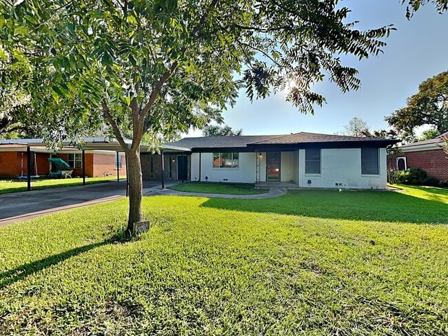 Building Photo - 1019 Park Center St