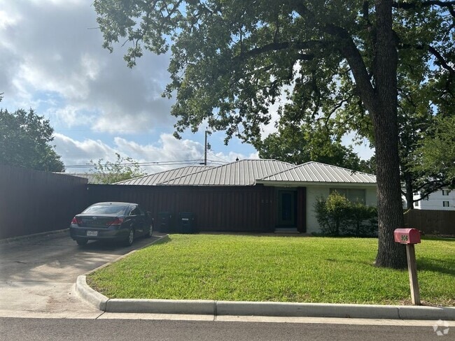 Building Photo - 906 Gilchrist Ave Rental