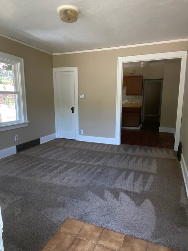 Building Photo - 915 26th St Rental