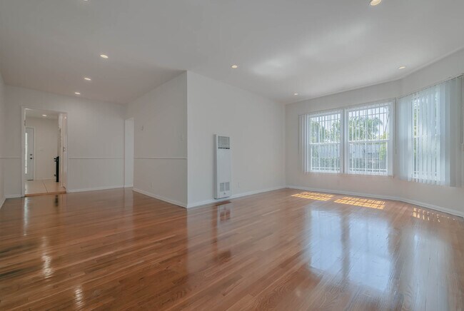 Photo - 948 S Mansfield Ave