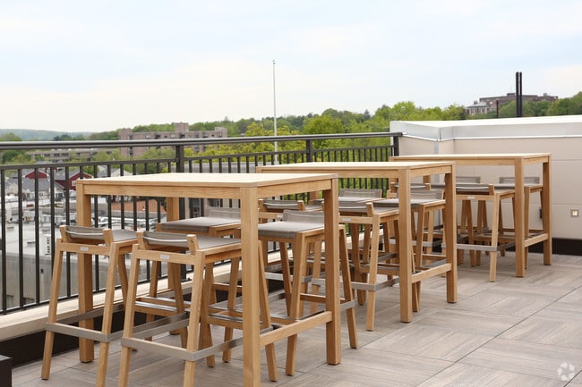 Roof Top Patio - Midd-Town Apartments