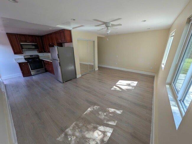 Sala de estar con ventilador de techo y aire acondicionado mini-split. - 6534 Peterson Ave