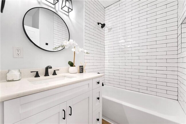 Photo - 56 Holly Rd NW