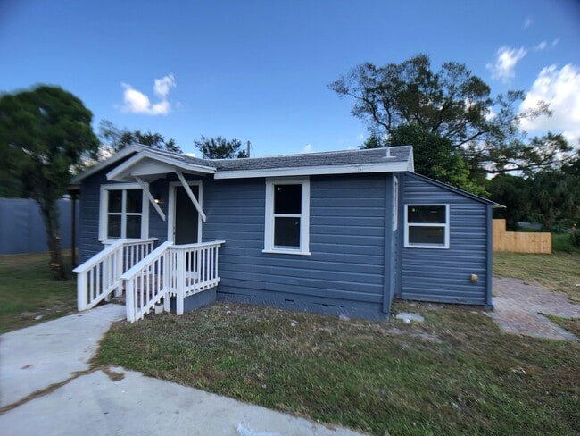 2 bedroom one bath - 2 bedroom one bath House