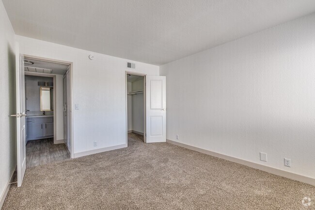 2 BR, 1 BA (Renovated) - 887 SF