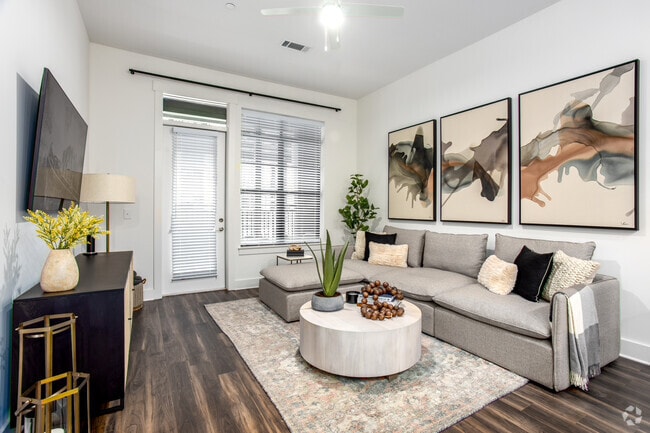 1BR, 1BA - 895SF - The Colony