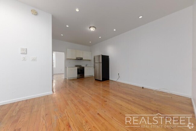 Building Photo - Lovely 3 BED Floor Thru w/ PRIVATE BACKYAR... Rental