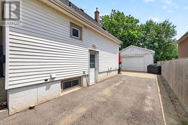 Photo - 191 E 43rd St