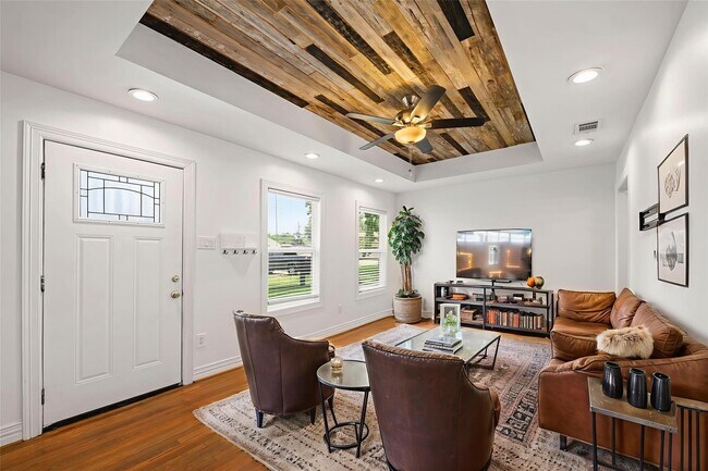 Photo - 706 Jerry St