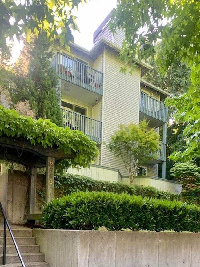 Photo - 6016 Fauntleroy Wy SW Unidad 102