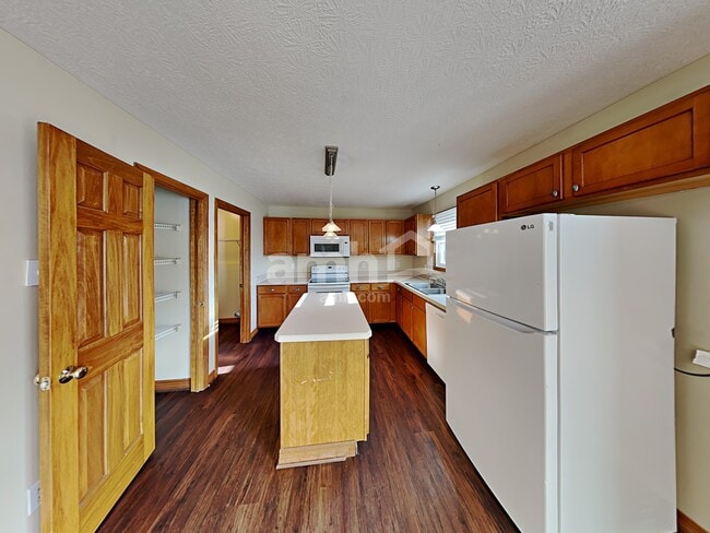 Photo - 811 Corylus Dr SW