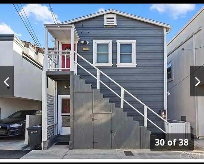 Top Unit/Entrance off alley - 127 24th St