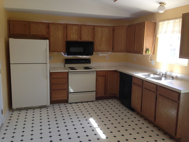 Building Photo - Great Two Bedroom Rancher- Airway Heights