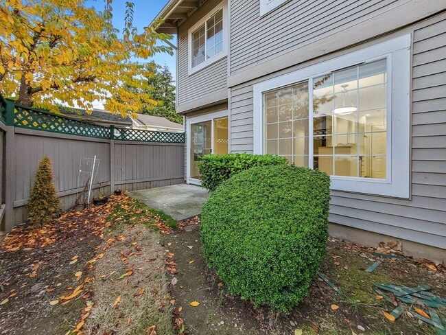 Building Photo - Kent East Hill Townhome with Garage & Patio