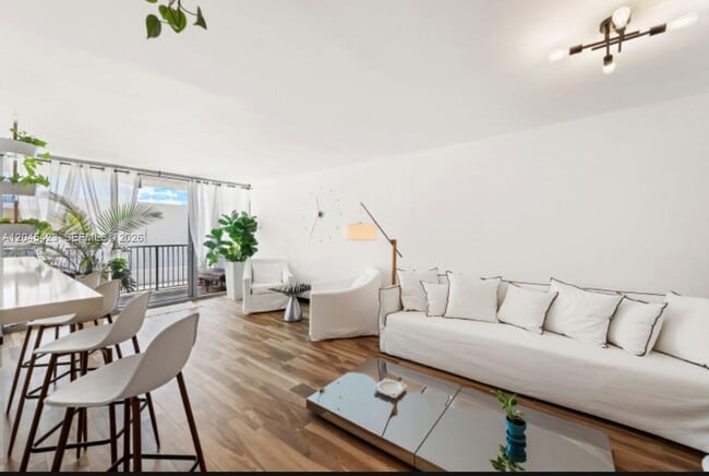 Building Photo - 2655 Collins Ave Unit 504