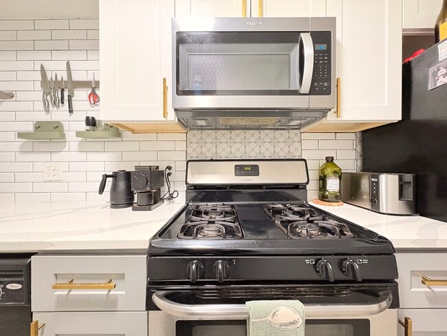 Photo - 5737 Hobart St