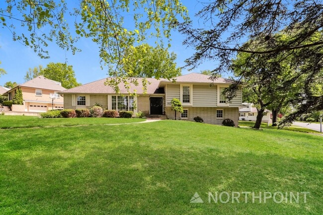 Building Photo - 3 BR/2BA | Newly Renovated Single Family Home |  2 Car Garage | Large Subbasement