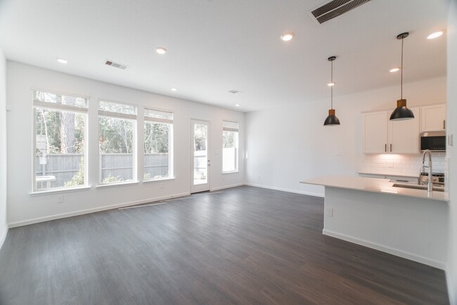 Building Photo - 670 Royal Arch Dr