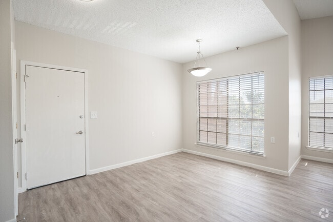 2BR, 2BA - Comedor de 1167SF - Encino
