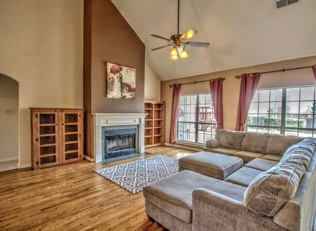 Photo - 515 N Douglas St