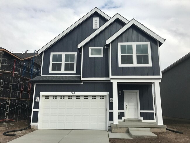 Building Photo - Spacious 4 BR Home with POOL and Clubhouse...