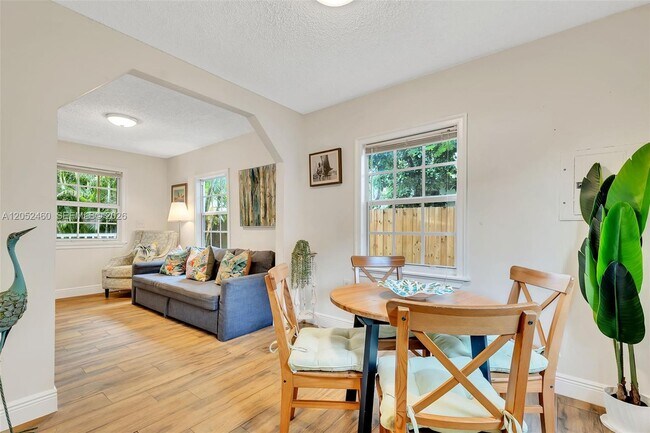 Photo - 1826 NW S River Dr