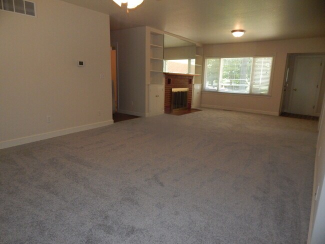 Photo - 2010 S Race St