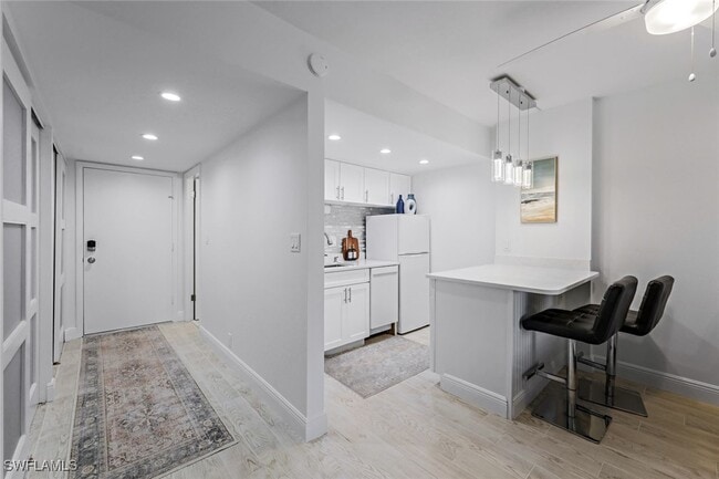 Building Photo - 5 Bluebill Ave Unit 205