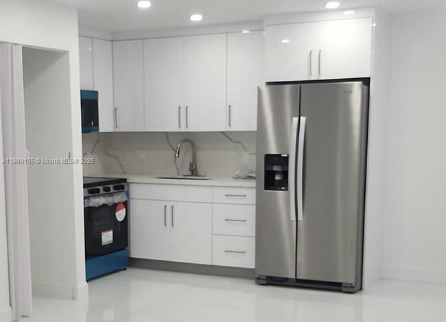 Building Photo - 5300 NW 25th St Unit 18