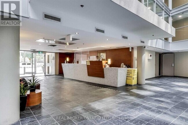 Photo - 650 Queens Quay W Unit 1819