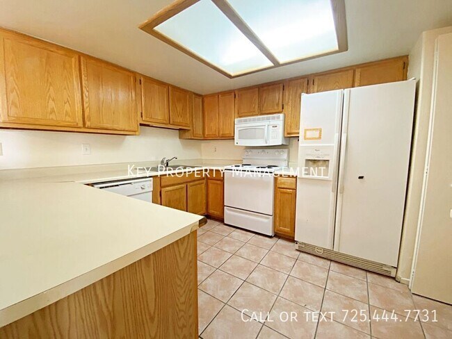 Photo - 2 BEDROOM CONDO OFF OF DESERT INN AND FORT... Unidad #107
