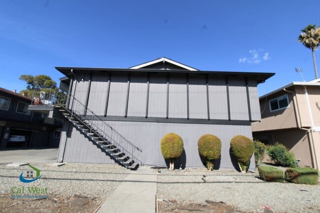 $2695 Remodeled 2 Bed/1 Bath Upstairs Unit - $2695 Remodeled 2 Bed/1 Bath Upstairs Unit Unidad #3