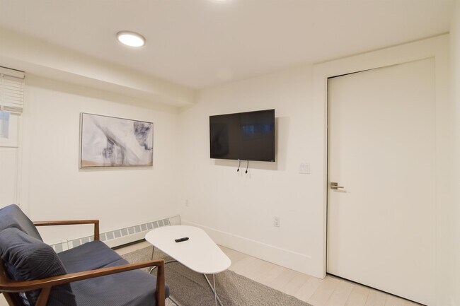 Building Photo - 1425 Haro St Unit 002