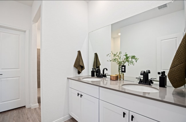 Photo - 808 Riviera Ct