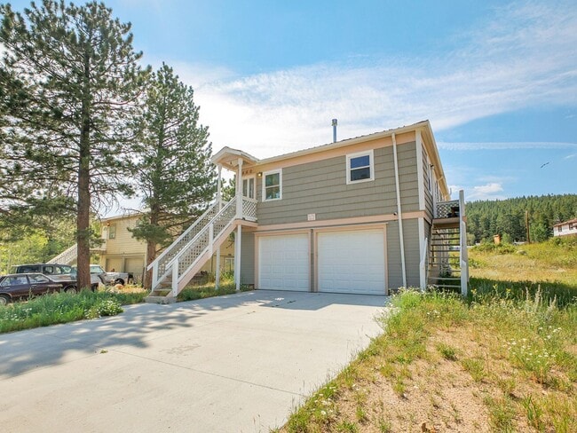 Building Photo - 4 Bedroom, 2 bath home with 2 car garage