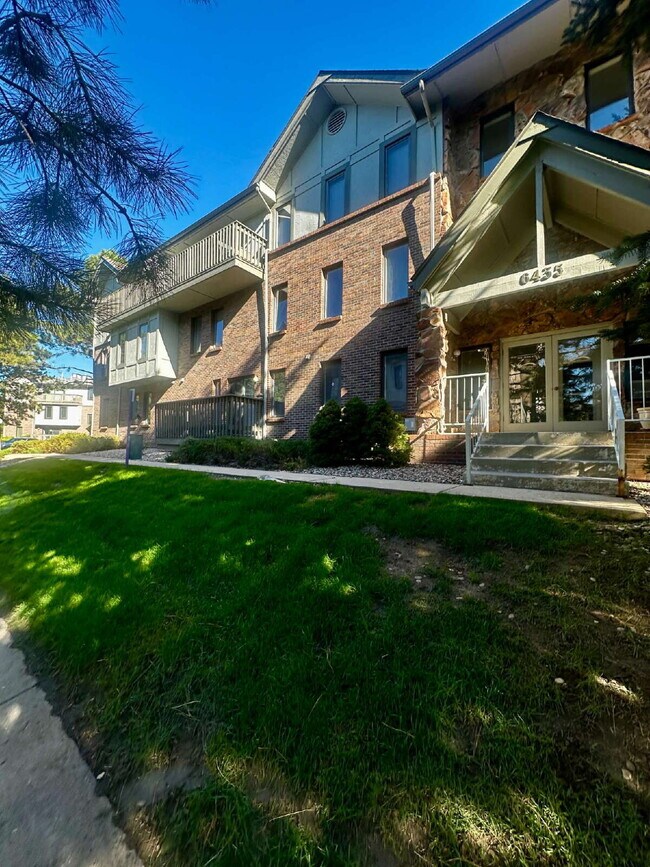 Building Photo - MOVE IN SPECIAL**  On This Spacious 3 Bed,... Unit 101