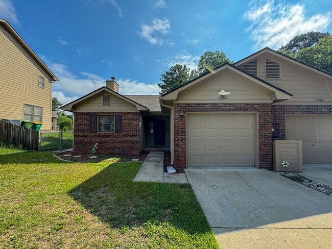 Building Photo - Charming 3 Bed 2 Bath Duplex in Gated Community