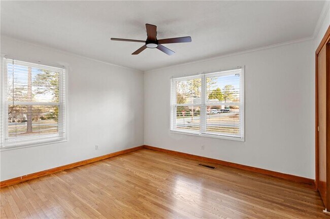 Photo - 798 Bank St SE