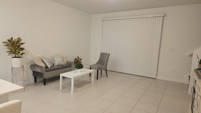 Photo - 512 Rivergrass St