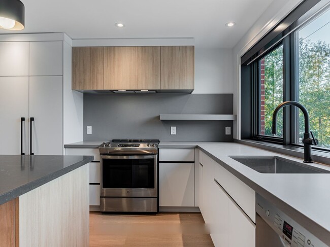 Photo - 157 Roslin Ave Unit Main