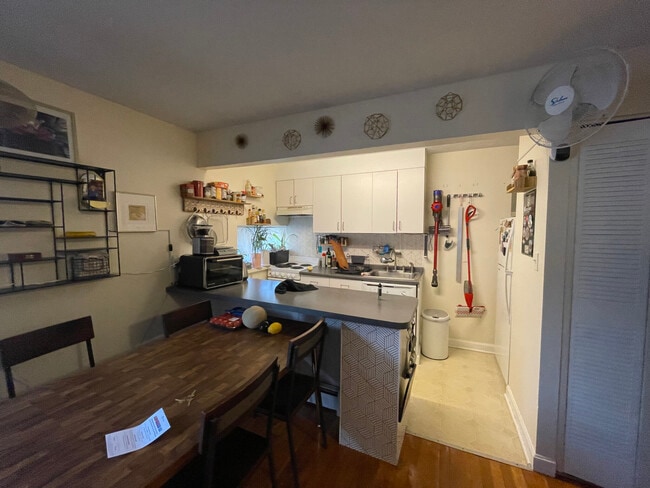 Building Photo - 77 Trowbridge St Unit 34