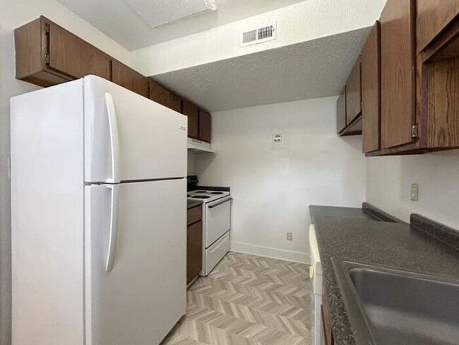 Photo - Hampton Hills - 2 Bedrooms, 1 Bathrooms Clean Condo