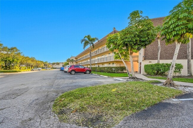 Building Photo - 1801 NW 75th Ave Unit 305