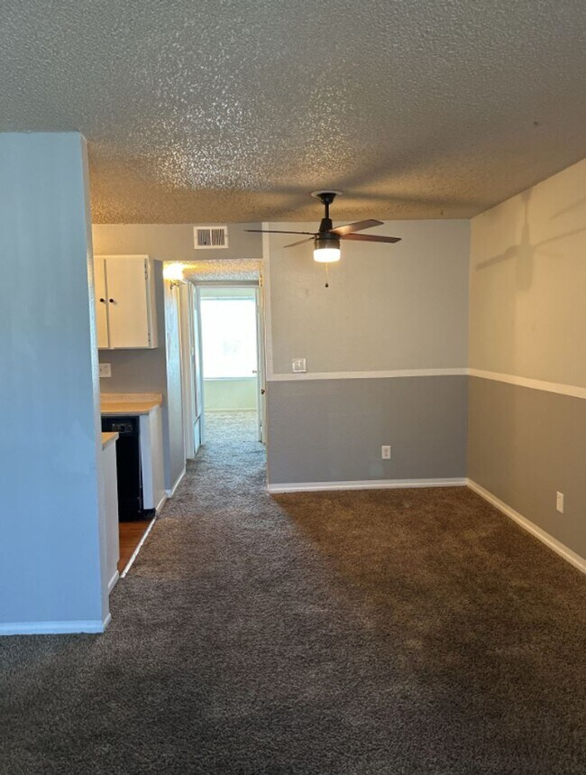 Building Photo - 2 Bedroom 1 Bathroom Apartment in Aurora Unit 332